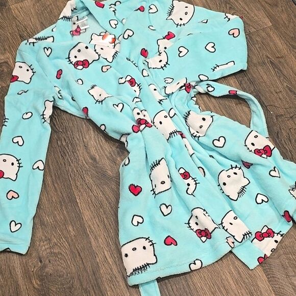 Hello Kitty By Sanrio Logo Heart Plush Robe - Picture 3 of 8
